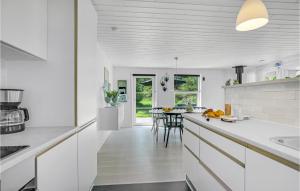 Grønhøjにある4 Bedroom Gorgeous Home In Lkkenの白いキッチン(白いカウンター、テーブル付)