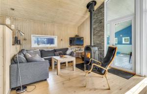 sala de estar con sofá y mesa en Beautiful Home In Vejers Strand With 5 Bedrooms, Sauna And Wifi en Vejers Strand