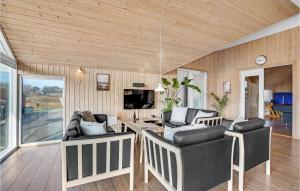 ロッケンにあるPet Friendly Home In Lkken With Outdoor Swimming Poolのリビングルーム(ソファ、テーブル、椅子付)