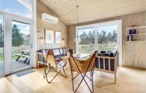 sala de estar con mesa, sillas y sofá en Nice Home In Vejers Strand With Kitchen, en Vejers Strand