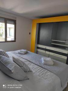 1 cama grande con 2 toallas encima en Triplex de diseño , amplio , luminoso y céntrico en Carmen de Patagones