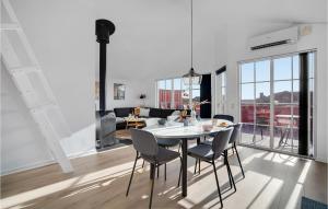 comedor y sala de estar con mesa y sillas en Gorgeous Home In Hvide Sande With Kitchen, en Nørre Lyngvig