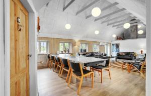 Sundhuseにある7 Bedroom Nice Home In Ulfborgのキッチン、ダイニングルーム(テーブル、椅子付)