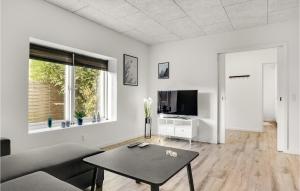 sala de estar con sofá y mesa en 1 Bedroom Nice Apartment In Sby en Sæby