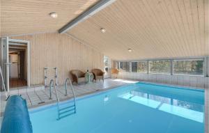 uma grande piscina numa casa em Stunning Home In lbk With 3 Bedrooms, Wifi And Indoor Swimming Pool em Ålbæk