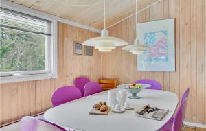ÅlbækにあるStunning Home In lbk With Wifiのダイニングルーム(白いテーブル、紫色の椅子付)