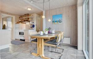 JerupにあるBeautiful Home In Jerup With Wifiのキッチン、ダイニングルーム(木製のテーブルと椅子付)