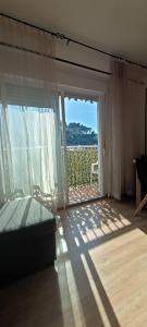 a bedroom with a bed and a sliding glass door at Gran apartamento cerca del mar y Castillo in Denia