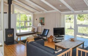 Μια τηλεόραση ή/και κέντρο ψυχαγωγίας στο Gorgeous Home In Ålbæk With Kitchen +9 φωτογραφίες