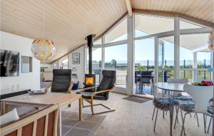 sala de estar con mesa y sillas en Beautiful Home In Jerup With Lake View en Jerup