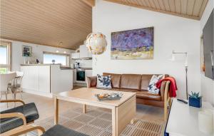 sala de estar con sofá y mesa en Beautiful Home In Jerup With Lake View en Jerup