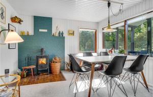 Ruang duduk di Holiday Home Jerup With A Fireplace 09
