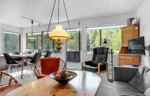 Ruang duduk di Holiday Home Jerup With A Fireplace 09