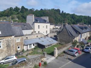 uma vista aérea de uma cidade com carros estacionados em Bri22 -lanvallay - La Petite Madeleine em Dinan