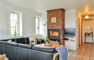 HavrvigにあるAwesome Home In Hvide Sande With 2 Bedrooms And Wifiのリビングルーム(ソファ、暖炉付)