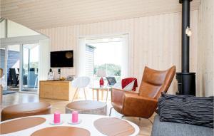 ロッケンにあるGorgeous Home In Lkken With Wifiのリビングルーム(ソファ、テーブル、椅子付)