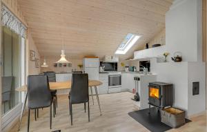 Nørre VorupørにあるStunning Home In Thisted With 2 Bedrooms And Wifiのキッチン、ダイニングルーム(テーブル、暖炉付)
