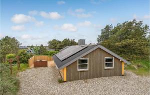 małą szopę z dachem słonecznym na żwirowym dziedzińcu w obiekcie 2 Bedroom Lovely Home In Thisted w mieście Nørre Vorupør