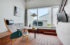 ein Wohnzimmer mit einem Sofa und einem TV in der Unterkunft Feriehotel Tranum Klit in Brovst