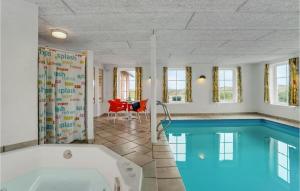 ブラーバンドにあるStunning Home In Blvand With Sauna, Wifi And Indoor Swimming Poolのバスルーム(バスタブ、スイミングプール付)