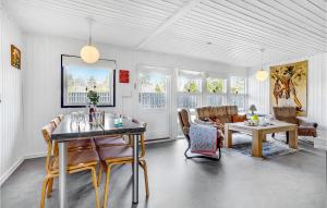 Posezení v ubytování Beautiful Home In Hals With Kitchen