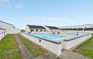 una imagen de una piscina en una casa en Feriehotel Tranum Klit en Brovst