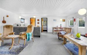 Posezení v ubytování Beautiful Home In Hals With Kitchen