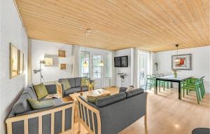 HusbyにあるBeautiful Home In Ulfborg With 9 Bedrooms, Sauna And Internetのリビングルーム(ソファ、テーブル付)