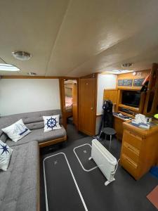 Cette chambre comprend un lit et un bureau dans un train. dans l'établissement Luxury boat, à Chertsey