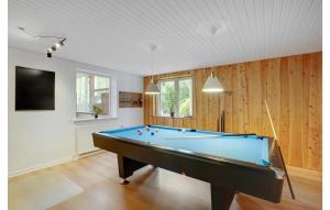 格林哥里的住宿－亞霍恩維杰洛斯弗九世度假屋，木墙客房内的台球桌