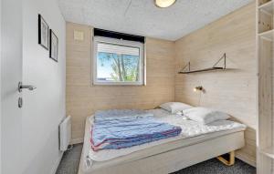 DiernæsにあるAwesome Home In Haderslev With 2 Bedrooms And Wifiの小さなベッドルーム(ベッド1台付)