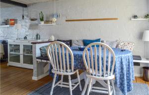 ein Esszimmer mit einem Tisch und 2 Stühlen in der Unterkunft Nice Home In Sby With Kitchen in Sæby