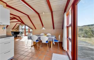 uma cozinha e sala de jantar com mesa e cadeiras em 3 Bedroom Stunning Home In Hvide Sande em Havrvig
