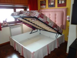 Łóżko lub łóżka piętrowe w pokoju w obiekcie Appartamento Roccaraso Aremogna