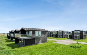 une rangée de logements modulaires sur une prairie dans l'établissement Stunning Home In Frederikshavn With Kitchen, à Frederikshavn