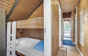HalsにあるStunning Home In Hals With Kitchenの木製天井のベッドルーム1室(二段ベッド1組付)