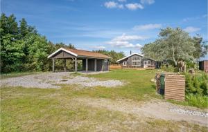 エーベルトフトにあるAmazing Home In Ebeltoft With 3 Bedrooms And Wifiの家屋を背景にした広い庭