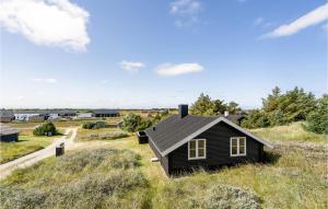 Nørre VorupørにあるStunning Home In Thisted With 3 Bedrooms, Sauna And Wifiの田地の小さな黒い家