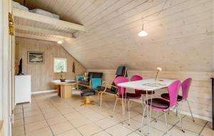 ein Esszimmer mit einem Tisch und Stühlen in der Unterkunft Amazing Home In Grindsted With Kitchen in Grindsted