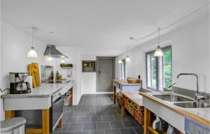 Η κουζίνα ή μικρή κουζίνα στο Cozy Home In Øster Assels With Wifi