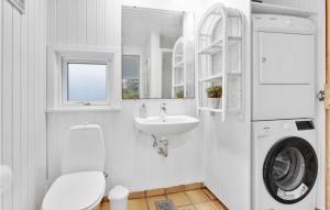 エーベルトフトにあるAmazing Home In Ebeltoft With 4 Bedrooms, Wifi And Indoor Swimming Poolの白いバスルーム(シンク、洗濯機付)