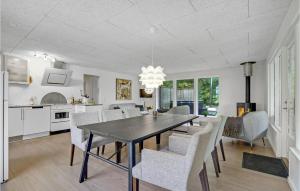 Un comedor y una cocina con mesa y sillas. en Four-Bedroom Holiday Home In Spottrup, en Spottrup