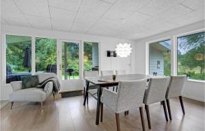 a dining room with a table and chairs at Stunning Home In Spttrup With 4 Bedrooms in Spottrup