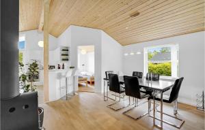 uma cozinha e sala de jantar com mesa e cadeiras em Awesome Home In Hadsund With Sauna em Hadsund
