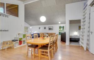 Virtuve vai virtuves zona naktsmītnē Pet Friendly Home In Gistrup With Wifi