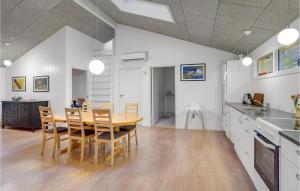 Virtuve vai virtuves zona naktsmītnē Pet Friendly Home In Gistrup With Wifi