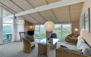 クリムトラにあるStunning Home In Thisted With 3 Bedrooms, Sauna And Wifiのリビングルーム(ソファ、テーブル付)