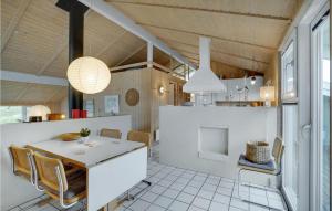 クリムトラにあるStunning Home In Thisted With 3 Bedrooms, Sauna And Wifiのキッチン、ダイニングルーム(テーブル、椅子付)