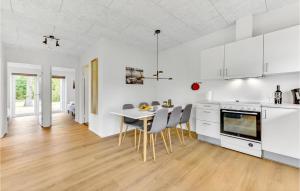 Kuchyň nebo kuchyňský kout v ubytování 3 Bedroom Awesome Home In Ringkøbing