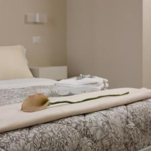 een hoed ligt op een deken op een bed bij Room 369 in Termoli